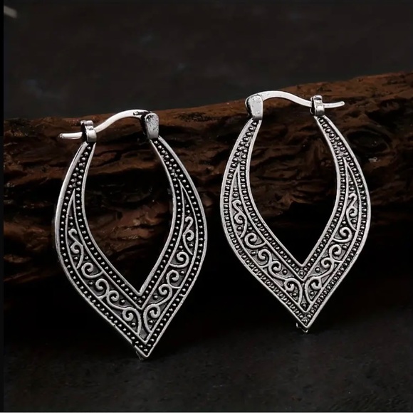 Vintage Square Metal Texture Engraved Hoop Earrings - Picture 3 of 6